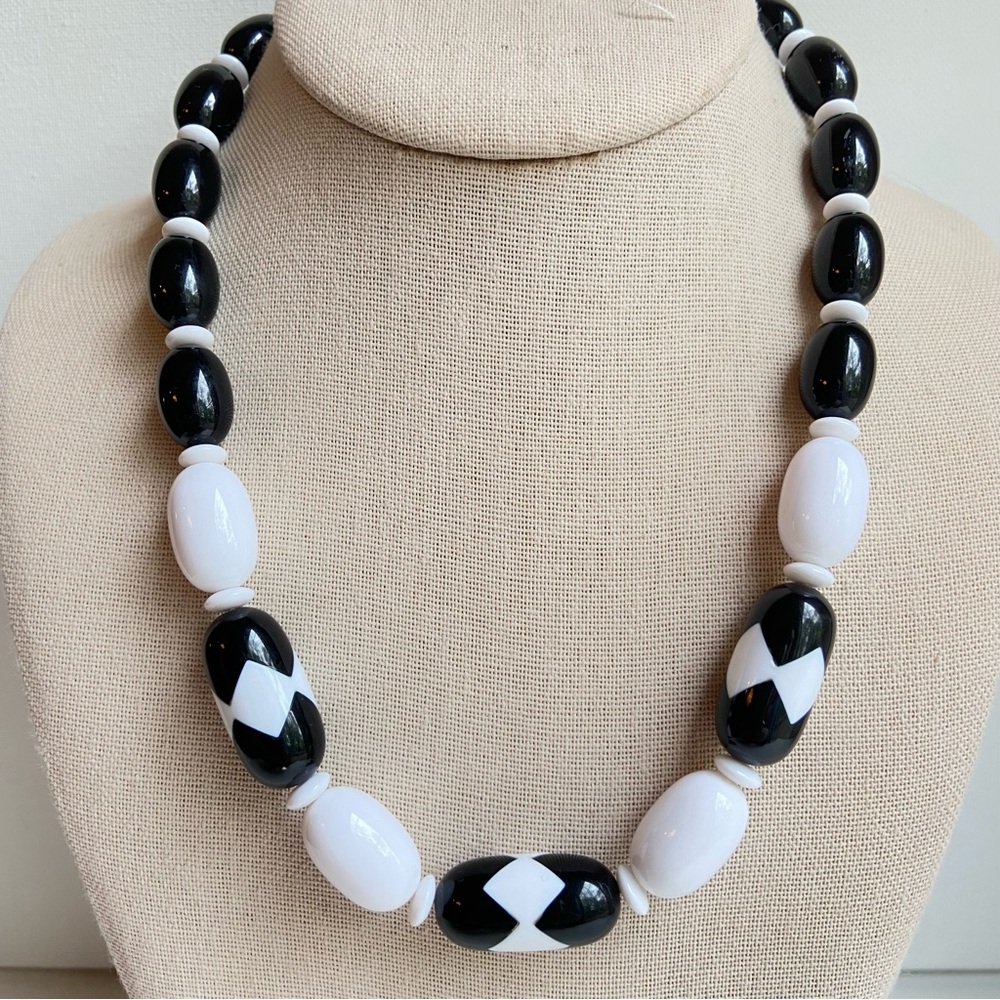 Black and white acrylic beaded necklace white spacers and hidden clasp VINTAGE